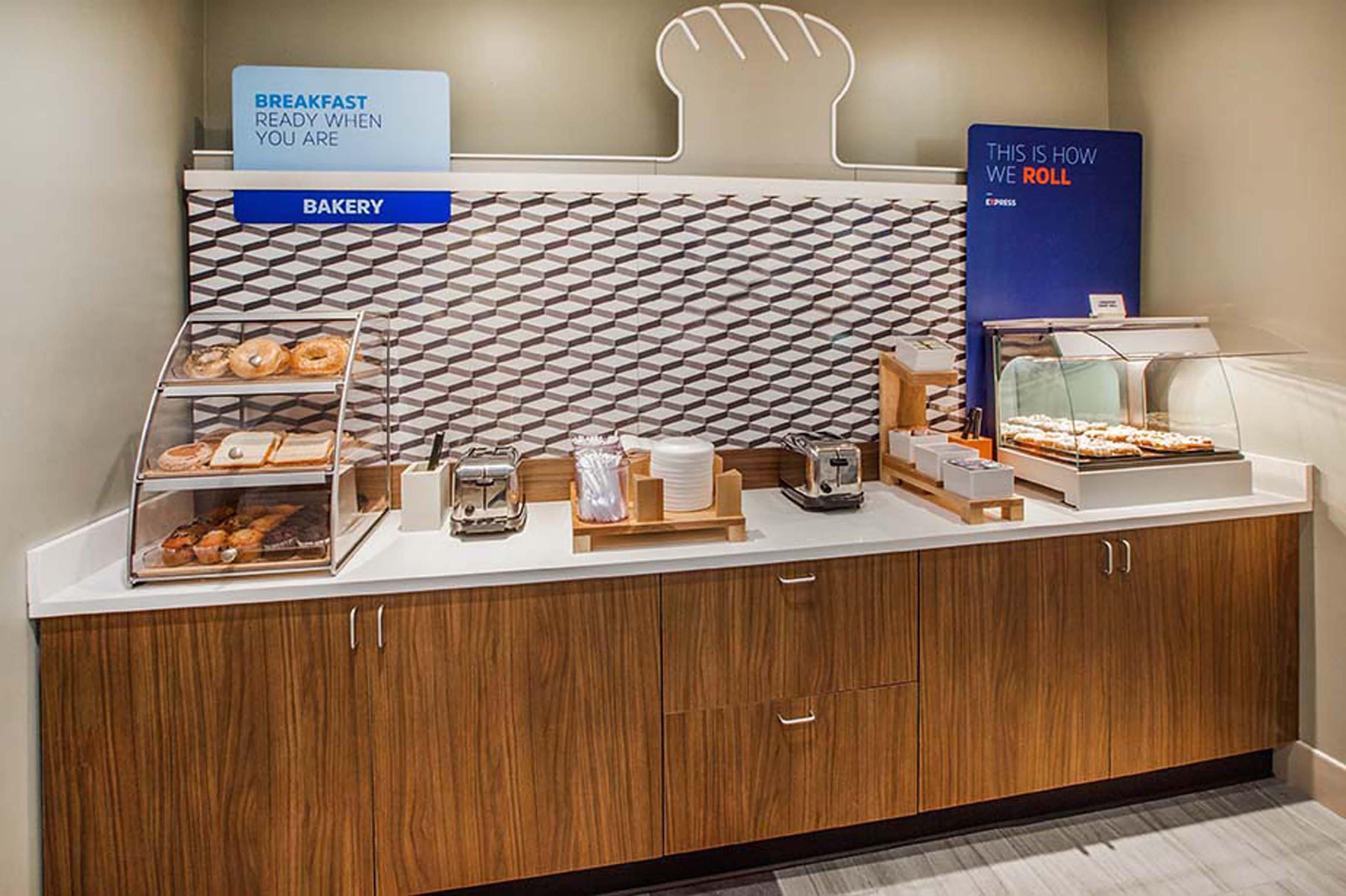 Holiday Inn Express & Suites Laurel Lakes By Ihg Bagian luar foto