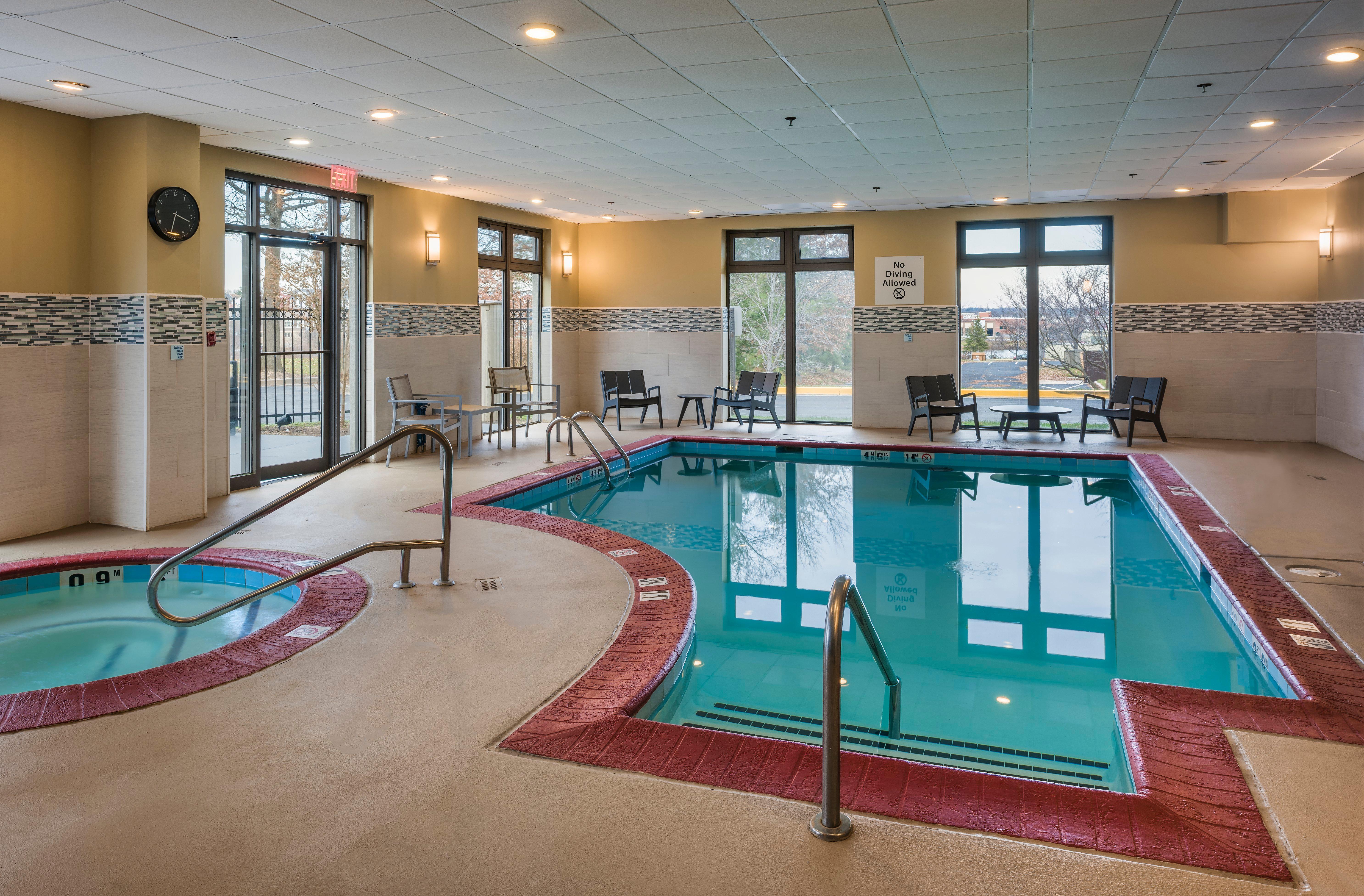 Holiday Inn Express & Suites Laurel Lakes By Ihg Bagian luar foto