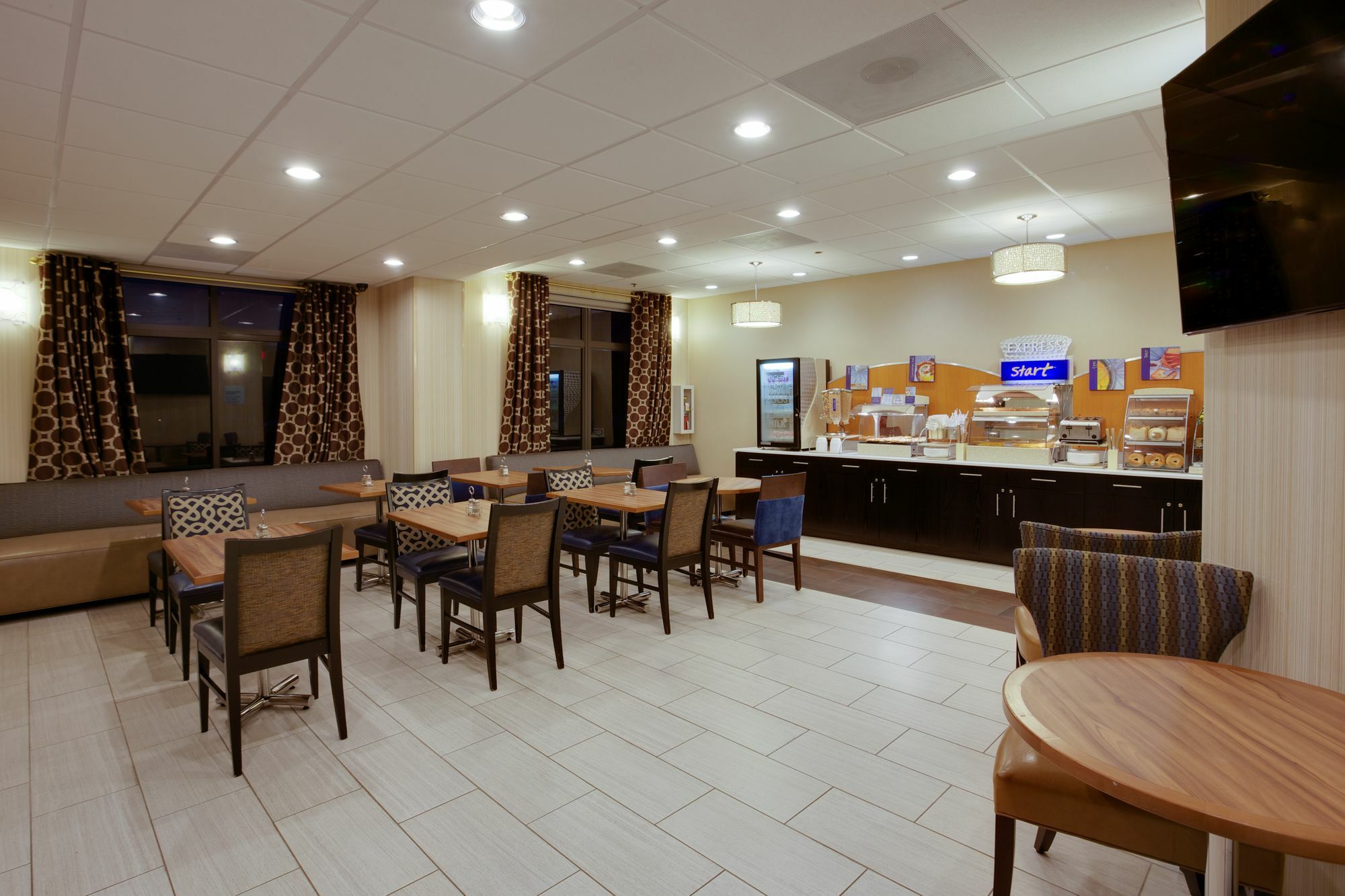 Holiday Inn Express & Suites Laurel Lakes By Ihg Bagian luar foto